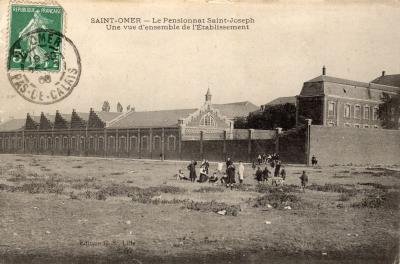 A l'époque les habitations du boulevard de strasbourg commençent  seulement à se construire. On peut voir les bâtiments du pensionnat dans son ensemble. Au premier plan de nombreux enfants qui jouaient , aux abords du marais.
